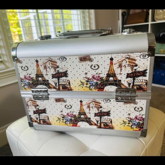 Makeup or jewelry box with keys - Picture 1 of 3